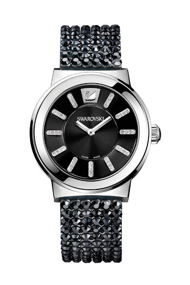 ジェットヘマタイトのクリスタルメッシュストラップに、ダークグレイの文字盤。その上にはさらに、クリア・クリスタル・チャトンを使ったインデックスが斬新なモデル「ピアッツァ」。詩情と建築的デザインの絶妙なバランスが見るひとの目を奪う。<br /><br /><strong>ピアッツァ</strong><br />9万1350円<br />クォーツ、直径36mm、SS×ジェットヘマタイト・クリスタル<br /><br />スワロフスキー・ジャパン（カスタマー・リレーションズ）<br />Tel. 0120-10-8700<br />www.swarovski.co.jp