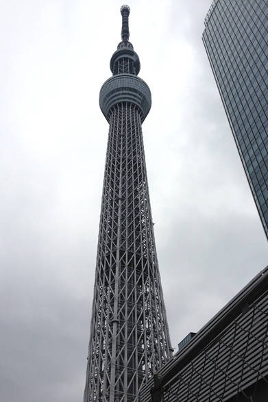 雨がぼつぼつ。天気がよろしくない日も、スカイツリーは威風堂堂たるもの