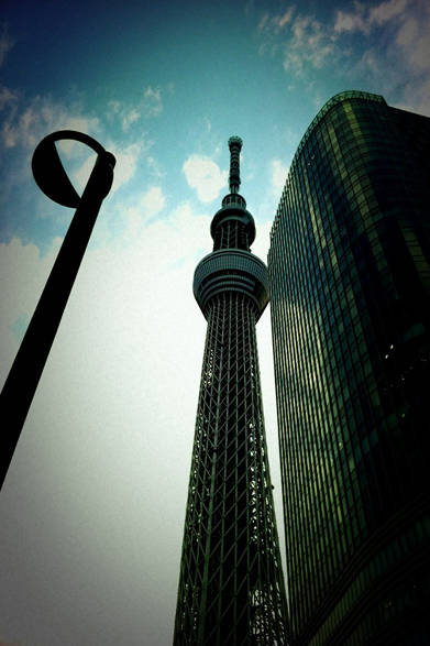 こんなカットはいかがでしょう。大小、遠中近距離がミックスした図。押上側からのショットです