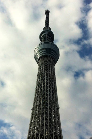 真下からスカイツリーを見上げてみました