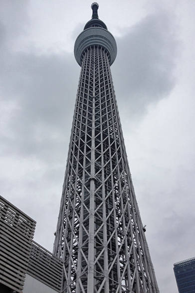 お天気はいまいちですが、今日も立ってます