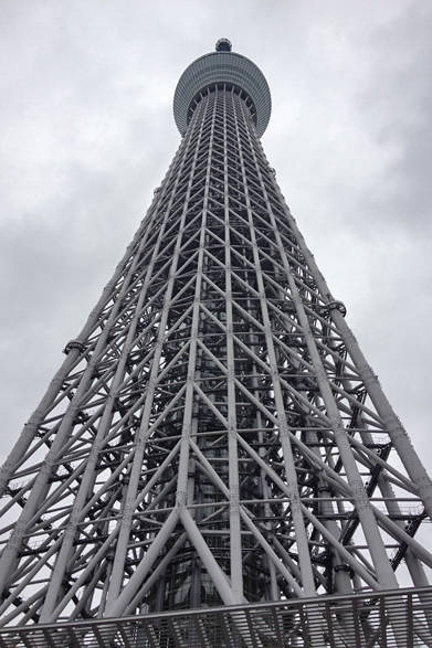 またまたスカイツリーの真下からパシリ。こうやって見上げると、日本一の称号を手にした高さがよくわかる