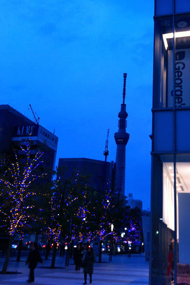 ライトアップ直前のスカイツリー。街の明かりに照らされる姿もまた華麗です