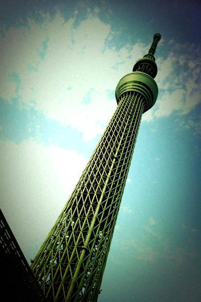 これは西側の川沿いからのショット。今日もスカイツリーは大盛況のようです