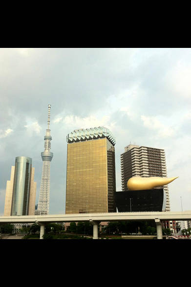 こちらは吾妻橋からのながめです。フィリップ・スタルクが設計したスーパードライホールとの眺めは近未来的？ それとも上海的でしょうか。いずれにせよ、クールです