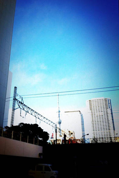 今日の東京はいい天気。キモチイー！　総武線越しの遠景です