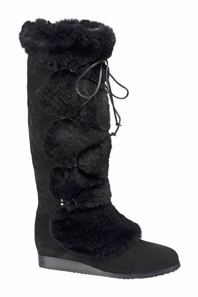 <strong>JIMMY CHOO｜ジミー チュウ</strong>　ブラックスエードブーツ 「DANUBE」 18万1650円 （JIMMY CHOO　Tel.03-5413-1150）