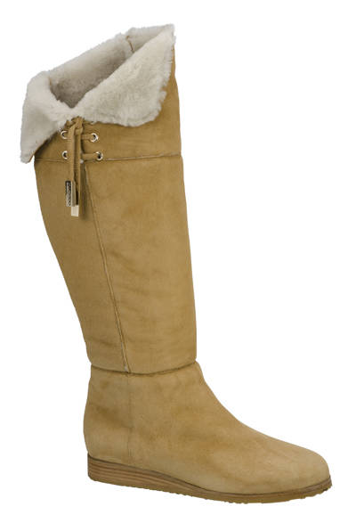 <strong>JIMMY CHOO｜ジミー チュウ</strong>　ベージュムートンブーツ 「DILLA」 15万6450円 （JIMMY CHOO　Tel.03-5413-1150）