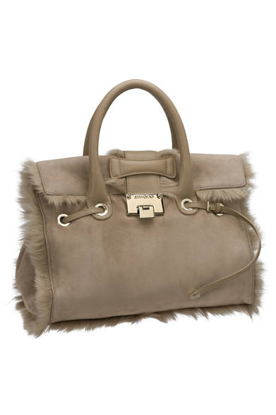 <strong>JIMMY CHOO｜ジミー チュウ</strong>　ムートンバッグ 「ROSALIE」 22万5750円 （JIMMY CHOO　Tel.03-5413-1150）