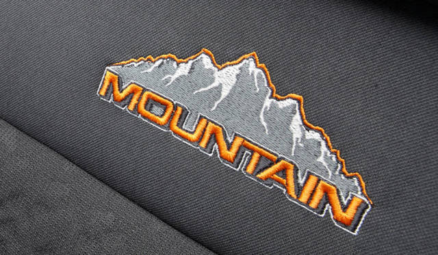 <strong>Jeep Wrangler Mountain｜ジープ ラングラー マウンテン</strong>　フロントシートにも「MOUNTAIN」の刺繍が入る