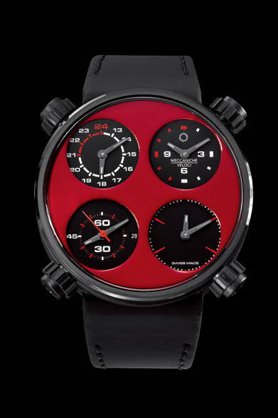 一目見たら忘れることのない、強烈な印象を与えるデザインのほか、特殊な素材づかいもメカニケ・ヴェローチの魅力のひとつ。今回の新作では、ケース表面を1枚のサファイアクリスタルガラスで覆うことにより、品質の向上にくわえ素材のバリエーションが広がった。左はカーフェアリング（外装塗装）という、通常では時計に用いられることのない素材を使用。<br /><br /><strong>クアトロヴァルヴォレ エボリューション 48 カーフェアリング</strong><br />57万7500円<br />自動巻き、直径48mm、チタニウム<br />直営店限定モデル<br /><br />ロング スロウ ディスタンス東京<br />Tel. 03-6447-1311