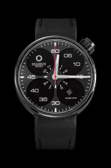 「クアトロヴァルヴォレ エボリューション」シリーズのなかではエントリーモデルといえる、デイト表示を備えたシンプルな3針時計がこちら。ダイアルデザインには4バルブのイメージを残し、個性をアピール。直径48mmや44mmのものと、ペアウォッチとして使うことも可能。<br /><br /><strong>クアトロヴァルヴォレ エボリューション 42</strong><br />21万円<br />自動巻き、直径42mm、チタニウム<br /><br />ロング スロウ ディスタンス東京<br />Tel. 03-6447-1311