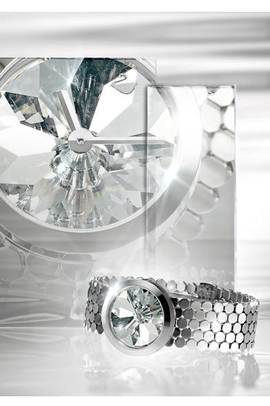 <strong>SWAROVSKI│スワロフスキー</strong> 吉岡徳仁氏デザインによるスワロフスキーのスペシャルモデル「Lake of Shimmer-AVANT Time Nº 3 」　直径32mmのステンレススチール製ラウンド形ケース、3気圧防水、スイス製クオーツムーブメント、14万8050円、9月発売予定