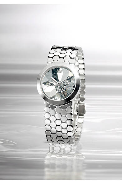 <strong>SWAROVSKI│スワロフスキー</strong> 特徴はなんといっても12面にカットした一塊のクリスタルのみでつくられた文字盤。そのまばゆく輝く12のファセットで時を刻んでゆく。「Lake of Shimmer-AVANT Time Nº 3 」　直径32mmのステンレススチール製ラウンド形ケース、3気圧防水、スイス製クオーツムーブメント、14万8050円、9月発売予定