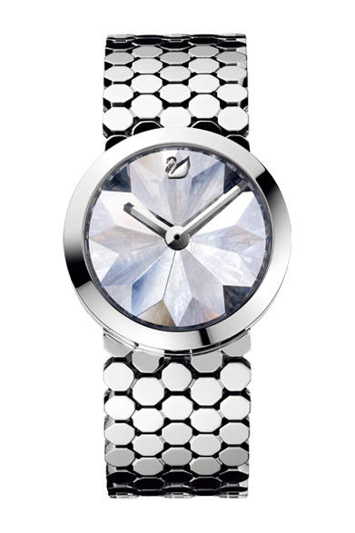 <strong>SWAROVSKI│スワロフスキー</strong> 美しい反射を生み出すステンレススチール製の小さなヘキサゴンパネルのブレスレットは、2009年のバーゼルワールドのスワロフスキーブースのファサードから着想されたもの。「Lake of Shimmer-AVANT Time Nº 3 」　直径32mmのステンレススチール製ラウンド形ケース、3気圧防水、スイス製クオーツムーブメント、14万8050円、9月発売予定