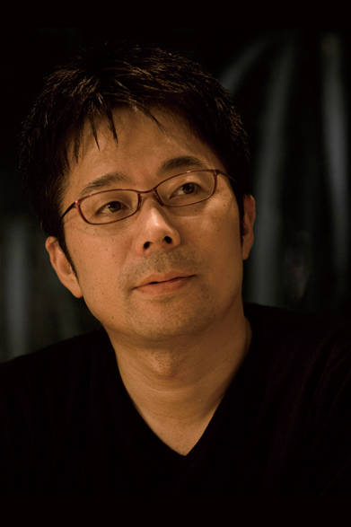 <strong>SWAROVSKI│スワロフスキー</strong> 「Lake of Shimmer-AVANT Time Nº 3 」をデザインした吉岡徳仁氏。アートから携帯電話などのプロダクトデザインまで、デザインの領域を超える作品を作りつづけ、世界的に活躍しているデザイナーだ。多くの有名ブランドや世界的企業とコラボレーションしているほか、近年では、スワロフスキーとタッグを組み、世界中のフラッグシップストアのコンセプトデザインも手がけている。