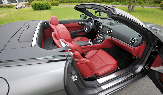 <strong>Mercedes-Benz SL550 BlueEFFICIENCY｜メルセデス・ベンツSL550ブルーエフィシエンシー</strong><br />試乗車のインテリアにはフルレザーパッケージ（50万円）と、バング＆オルフセンのオーディオ（50万円）が装着されていた