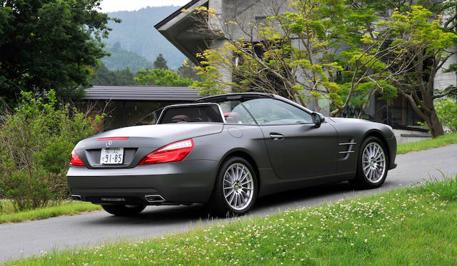 <strong>Mercedes-Benz SL550 BlueEFFICIENCY｜メルセデス・ベンツSL550ブルーエフィシエンシー</strong><br />ボディカラーはセルサイトグレーという名前のマットペイント（20万円のオプションカラー）
