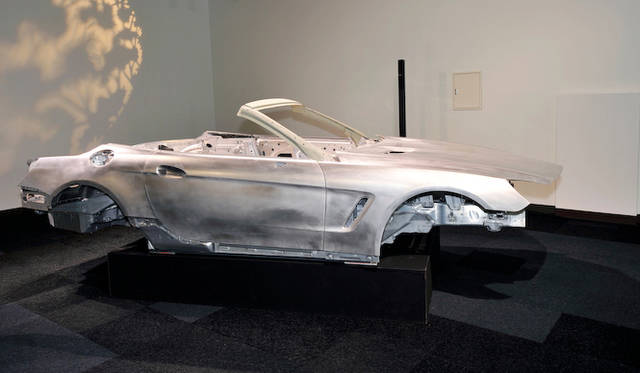 <strong>Mercedes-Benz SL-Class｜メルセデス・ベンツSLクラス</strong><br />試乗会場にはホワイトボディが展示されていた