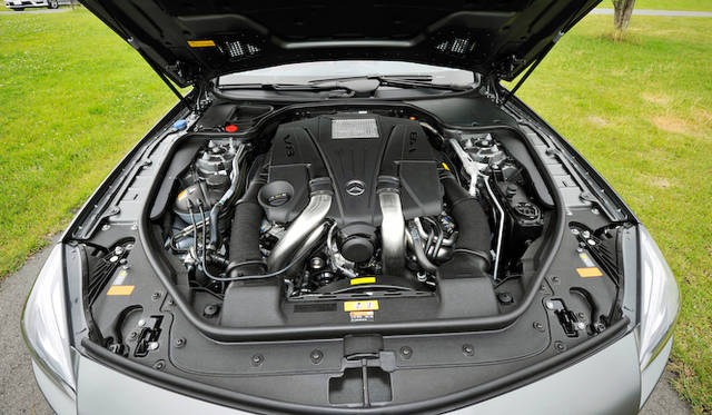 <strong>Mercedes-Benz SL550 BlueEFFICIENCY｜メルセデス・ベンツSL550ブルーエフィシエンシー</strong><br />SL550のエンジンは、4.7リッターV型8気筒DOHC ターボチャージャー付き。最高出力435ps、最大トルク700 Nmをほこる