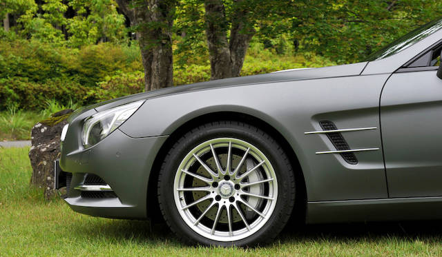 <strong>Mercedes-Benz SL550 BlueEFFICIENCY｜メルセデス・ベンツSL550ブルーエフィシエンシー</strong><br />標準タイヤはフロントが255/40R18、リヤが285/35R18
