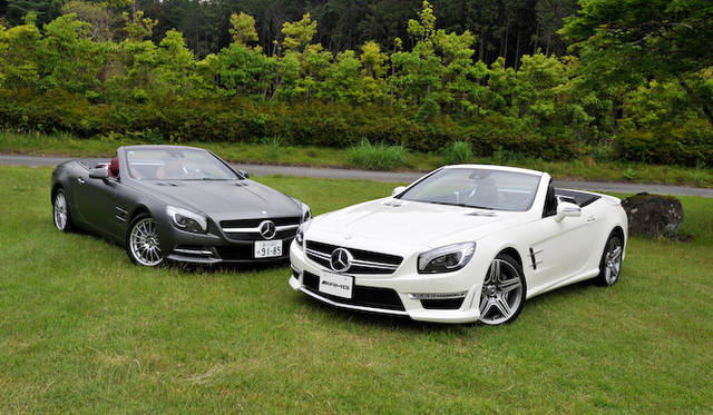 <strong>Mercedes-Benz SL550 BlueEFFICIENCY｜メルセデス・ベンツSL550ブルーエフィシエンシー</strong><br />手前の白いクルマは、参考展示されていたSL63AMG