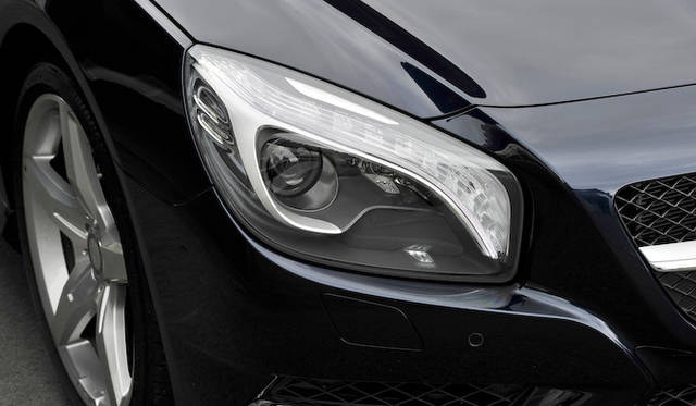 <strong>Mercedes-Benz SL350 BlueEFFICIENCY｜メルセデス・ベンツSL350ブルーエフィシエンシー</strong><br />ポジショニングライトとウィンカーにはLEDが採用される