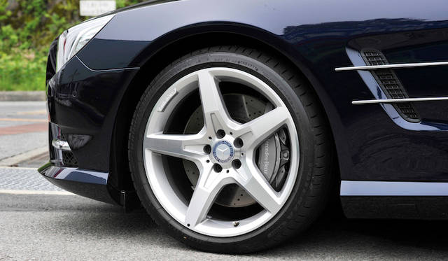 <strong>Mercedes-Benz SL350 BlueEFFICIENCY｜メルセデス・ベンツSL350ブルーエフィシエンシー</strong><br />「AMGスポーツパッケージ」を装着すると、19インチの5本スポークホイールに変更となる