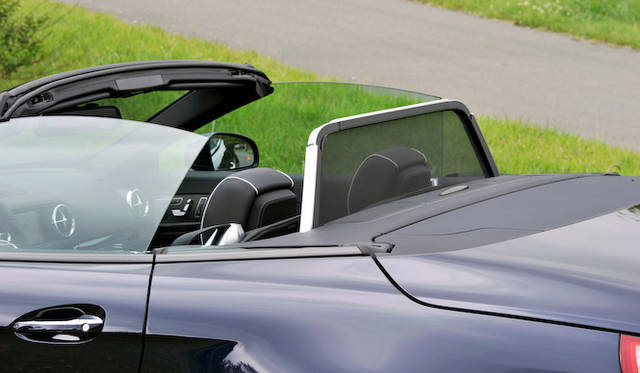 <strong>Mercedes-Benz SL350 BlueEFFICIENCY｜メルセデス・ベンツSL350ブルーエフィシエンシー</strong><br />走行時の風の巻き込みを防止する、電動式のドラフトストップは標準装備