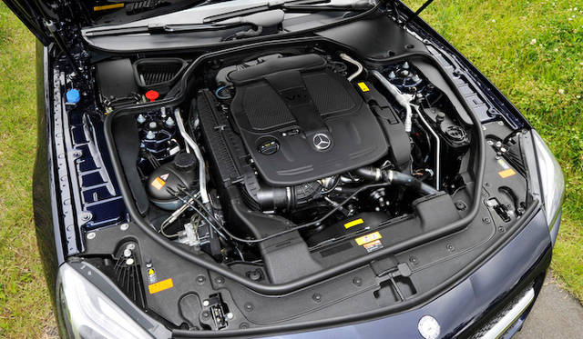 <strong>Mercedes-Benz SL350 BlueEFFICIENCY｜メルセデス・ベンツSL350ブルーエフィシエンシー</strong><br />SL350のエンジンは3.5リッターV型6気筒から、最高出力225 kW（306 ps）、最大トルク370 Nm（37.5 kgm）を発揮する