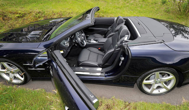 <strong>Mercedes-Benz SL350 BlueEFFICIENCY｜メルセデス・ベンツSL350ブルーエフィシエンシー</strong><br />「AMGスポーツパッケージ」を装着すると、専用のインテリアデザインとなるほか、トリムやメーターパネルなどもAMGのものに変更される