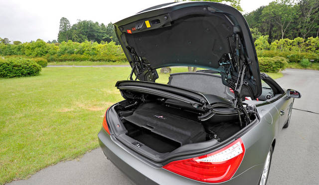 <strong>Mercedes-Benz SL550 BlueEFFICIENCY｜メルセデス・ベンツSL550ブルーエフィシエンシー</strong><br />トランク容量はルーフ格納時で364リットル、最大で504リットル