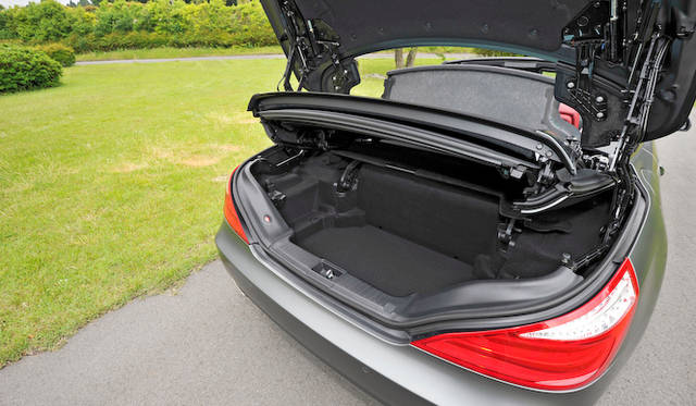 <strong>Mercedes-Benz SL550 BlueEFFICIENCY｜メルセデス・ベンツSL550ブルーエフィシエンシー</strong><br />キーを持っていれば、トランク下でペダルを踏む動作のみで開閉できる