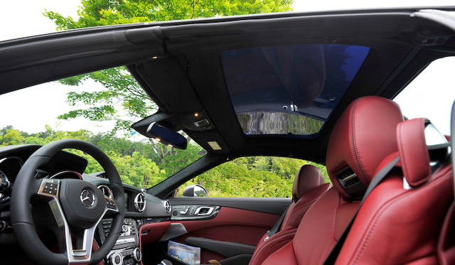 <strong>Mercedes-Benz SL550 BlueEFFICIENCY｜メルセデス・ベンツSL550ブルーエフィシエンシー</strong><br />オプションの「マジックスカイコントロールパノラミックバリオルーフ」遮蔽時