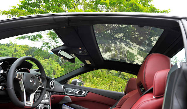 <strong>Mercedes-Benz SL550 BlueEFFICIENCY｜メルセデス・ベンツSL550ブルーエフィシエンシー</strong><br />オプションの「マジックスカイコントロールパノラミックバリオルーフ」透過時