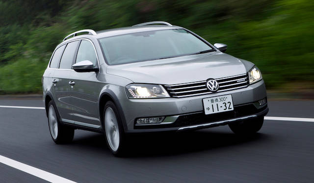 <strong>Volkswagen Passat Alltrack｜フォルクスワーゲン パサート オールトラック</strong><br />プリクラッシュブレーキシステム Front Assist（低速域追突回避・軽減ブレーキシステム）のレーダーはフロントグリル中央のVWマーク内に装備