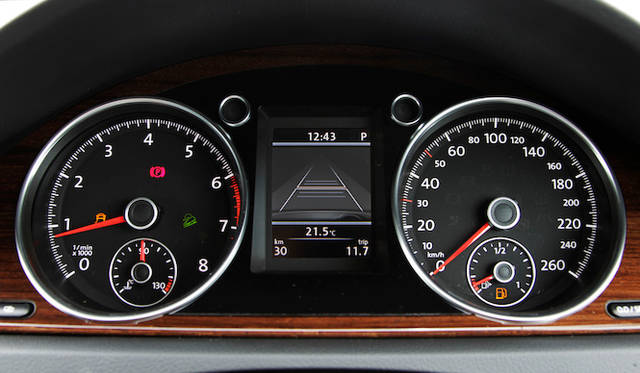 <strong>Volkswagen Passat Alltrack｜フォルクスワーゲン パサート オールトラック</strong><br />アダプティブクルーズコントロール ACC（全車速追従機能付）　ドライバー披露検知システム Fatigue Detection System　の情報を表示するモニター