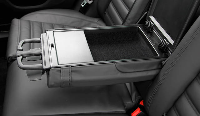 <strong>Volkswagen Passat Alltrack｜フォルクスワーゲン パサート オールトラック</strong><br />リヤシート中央の肘掛け