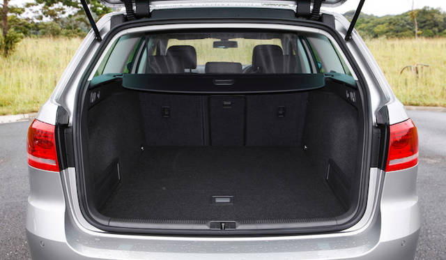<strong>Volkswagen Passat Alltrack｜フォルクスワーゲン パサート オールトラック</strong><br />通常約588リットルのラゲッジルームは60:40に分割できる後席を倒すことで フラットな約1,716リットルのスペースに拡大できる