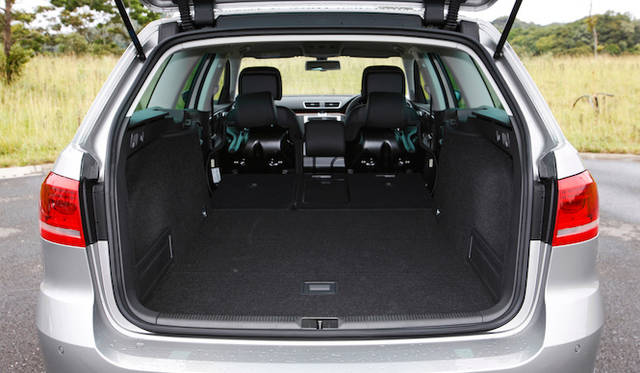 <strong>Volkswagen Passat Alltrack｜フォルクスワーゲン パサート オールトラック</strong><br />通常約588リットルのラゲッジルームは60:40に分割できる後席を倒すことで フラットな約1,716リットルのスペースに拡大できる