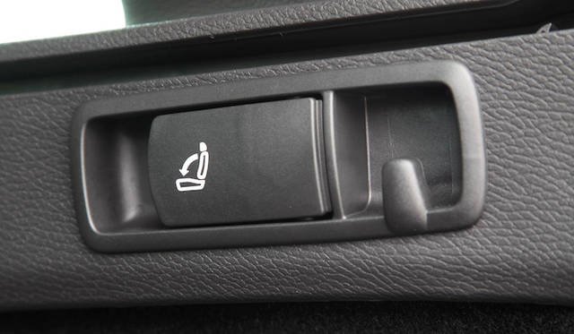 <strong>Volkswagen Passat Alltrack｜フォルクスワーゲン パサート オールトラック</strong><br />リヤゲート側からも後席を倒すことができるレバー