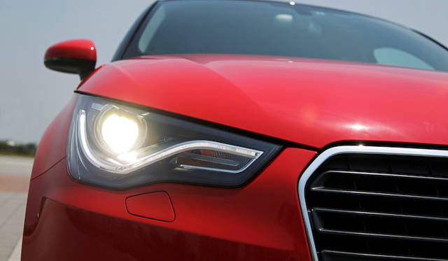 <strong>Audi A1 Sportback｜アウディ A1 スポーツバック</strong><br />バイキセノンヘッドライト、自動ヘッドライトレンジコントロール、ヘッドライトウォッシャー、リヤLEDコンビネーションランプがセットになったバイキセノンパッケージ（12万円）を試乗車は設定していた