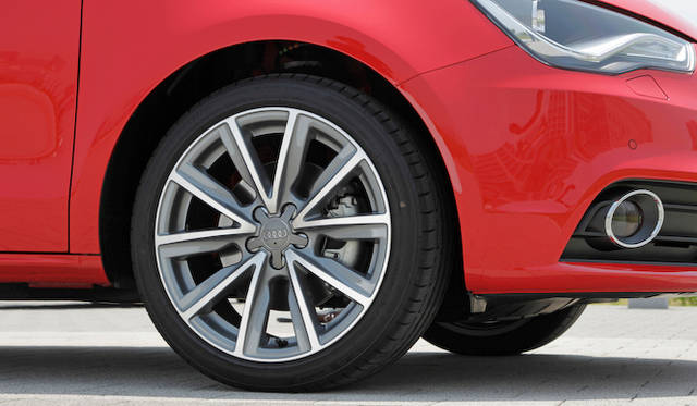 <strong>Audi A1 Sportback｜アウディ A1 スポーツバック</strong><br />スペシャルオプション（受注生産）の5スポークVデザインアルミホイールと215/40R17タイヤ（12万円）