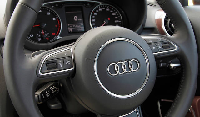 <strong>Audi A1 Sportback｜アウディ A1 スポーツバック</strong><br />スポーツパッケージ（15万円）にふくまれる、パドルシフト付き本革巻き3スポーク マルチファンクションステアリングホイール　クルーズコントロールとアウディパーキングシステムは受注生産のオプション（15万円）