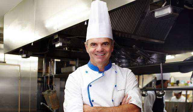 <strong>ARMANI / RISTORANTE｜アルマーニ / リストランテ</strong>　ホワイトハウス総料理長や故ダイアナ妃の専属シェフを歴任してきた料理顧問のエンリコ・デルフリンガー氏