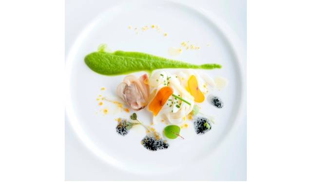 <strong>ARMANI / RISTORANTE｜アルマーニ / リストランテ</strong>　ディナーコース「ESTATE」 1万2000円より。スチームしたアオリイカのタリアテッレ ズッキーニのクレマ 蛤、からすみ、塩漬けにしたレモンを添えて