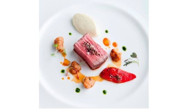 <strong>ARMANI / RISTORANTE｜アルマーニ / リストランテ</strong>　ディナーコース「ESTATE」 1万2000円より。ニュージーランド産黒毛和牛ロース肉と胸腺肉のオーブン焼き 茄子のフォンデュ エストラゴン風味