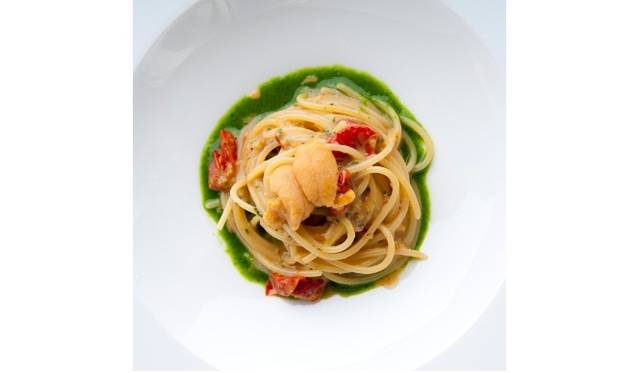 <strong>ARMANI / RISTORANTE｜アルマーニ / リストランテ</strong>　ディナーコース「ESTATE」 1万2000円より。生ウニのマヨネーズ風味ソースで和えたスパゲッティ チェリートマトのオーブン焼き ルッコラのソース