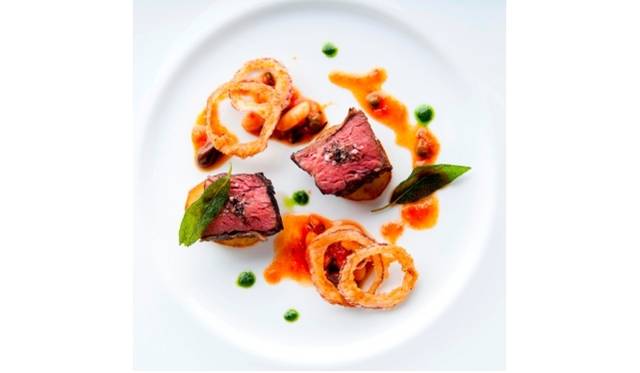 <strong>ARMANI / RISTORANTE｜アルマーニ / リストランテ</strong>　ランチコース「ASSAGGI」 3800円より。牛背肉のソテー ピッツァイオーラソース インゲン豆とジャガイモのソテー