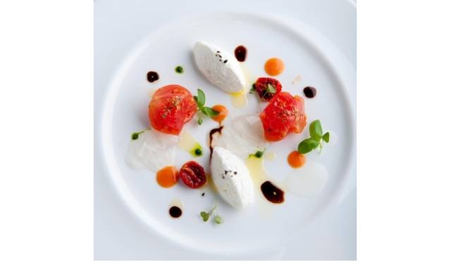 <strong>ARMANI / RISTORANTE｜アルマーニ / リストランテ</strong>　ランチコース「TENTAZIONI」 5800円より。カプレーゼ トマトのバリエーション カンパーニャ産モッツァレラDOP